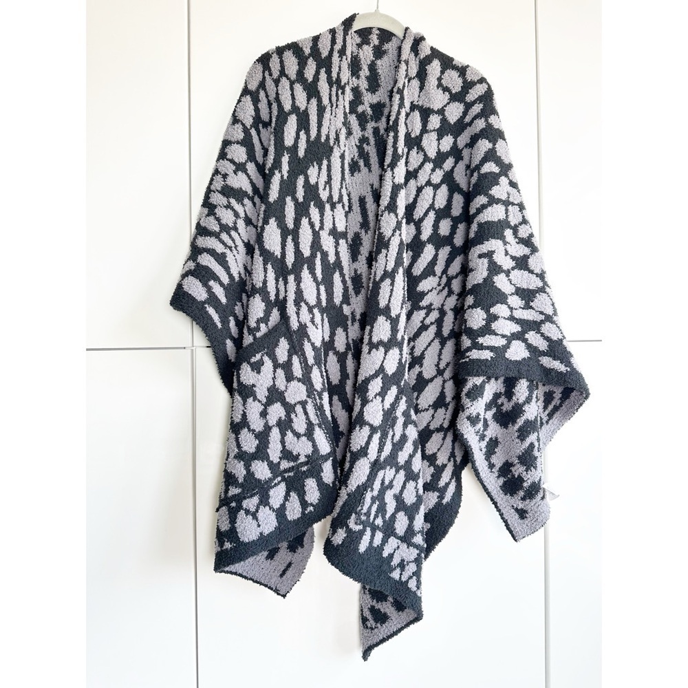 Modern Expressions Shawl Wrap Black Gray One Size Warm Fuzzy Front Pockets